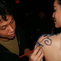 Danny Setiawan doing live body painting